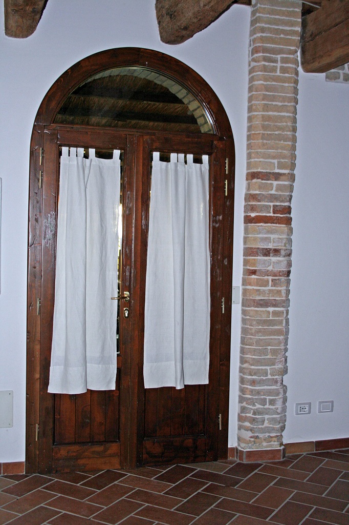 5 - Porta con sottobugna a doghe e scuroni in abete anticato (1)