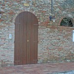 5 - Porta con sottobugna a doghe e scuroni in abete anticato (3)